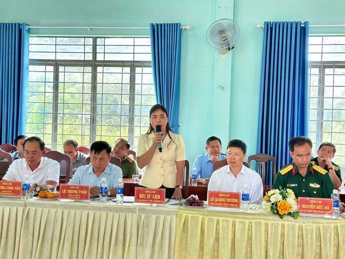  Đồng chí Siu H’Ler, Bí thư Đảng uỷ, Chủ tịch HĐND xã Ia Púch báo cáo công tác chuẩn bị cho lễ khai giảng năm học 2026-2027. Ảnh: Hà Duy 