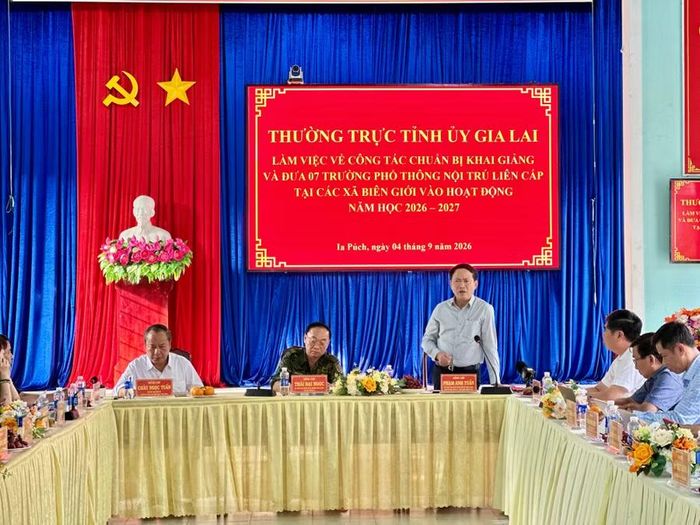  Đồng chí Phạm Anh Tuấn - Ủy viên Ban Chấp hành Trung ương Đảng, Phó Bí thư Tỉnh ủy, Chủ tịch UBND tỉnh chỉ đạo công tác chuẩn bị khai giảng năm học 2026-2027 tại buổi làm việc. Ảnh: Hà Duy 