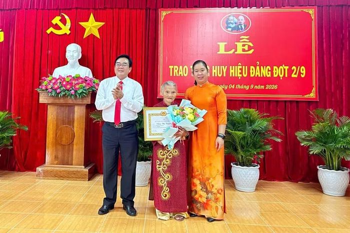  Thường trực Đảng ủy xã Bình Phú trao Huy hiệu 60 năm tuổi Đảng cho đảng viên Châu Thị Tuyết (thôn Phú Thịnh). Ảnh: Khoa Đoàn 