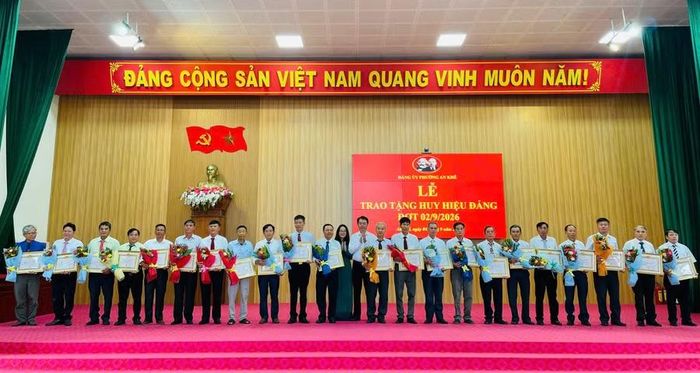  Thường trực Đảng ủy phường An Khê trao Huy hiệu 35 năm tuổi Đảng cho các đảng viên. Ảnh: P.H 