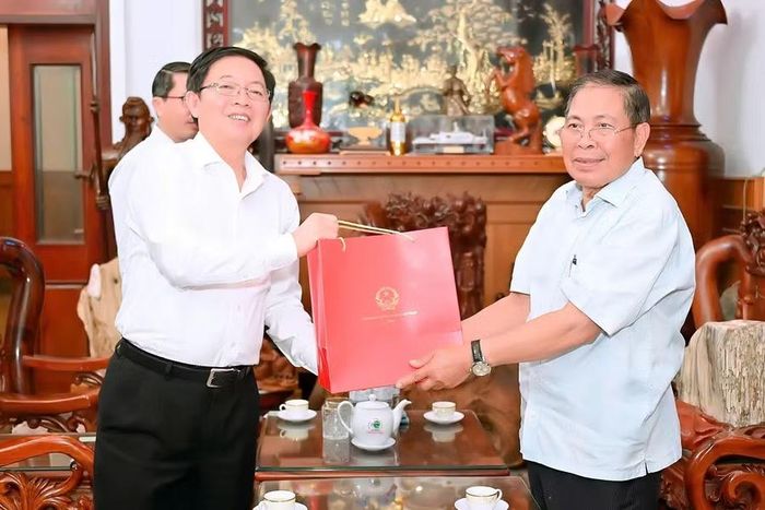 Phó Thủ tướng Hồ Quốc Dũng (bên trái) thăm, tặng quà đồng chí Hà Sơn Nhin - nguyên Ủy viên Ban Chấp hành Trung ương Đảng, nguyên Bí thư Tỉnh ủy Gia Lai. Ảnh: Đức Thụy 