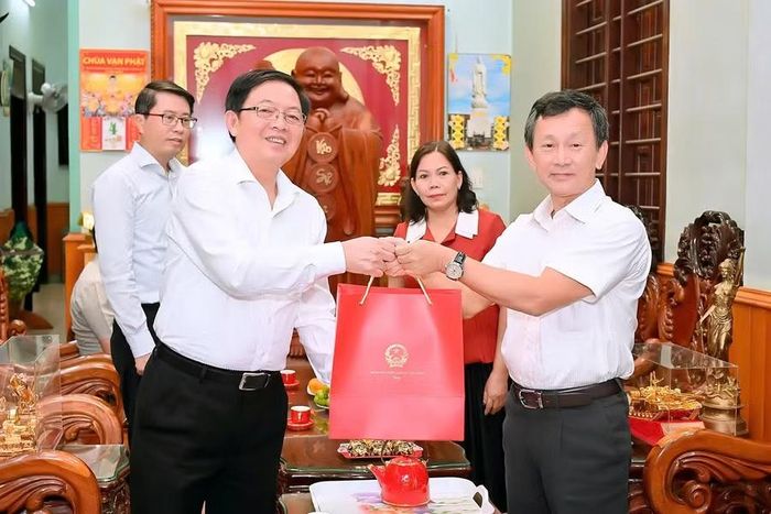  Phó Thủ tướng Hồ Quốc Dũng (bên trái) tặng quà cho đồng chí Dương Văn Trang - nguyên Ủy viên Ban Chấp hành Trung ương Đảng, nguyên Bí thư Tỉnh ủy Gia Lai. Ảnh: Đức Thụy 
