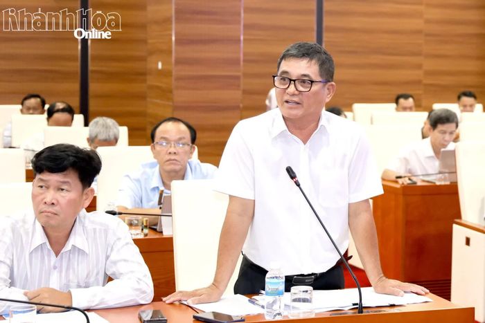 Lãnh đạo Ban Quản lý Dự án đầu tư xây dựng các công trình nông nghiệp và giao thông tỉnh báo cáo công việc đã thực hiện.
