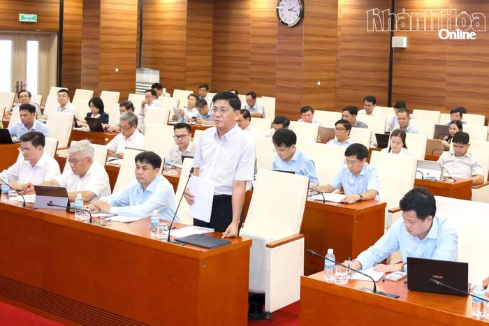 Lãnh đạo Sở Tài chính báo cáo tình hình giải ngân vốn của tỉnh trong 8 tháng.