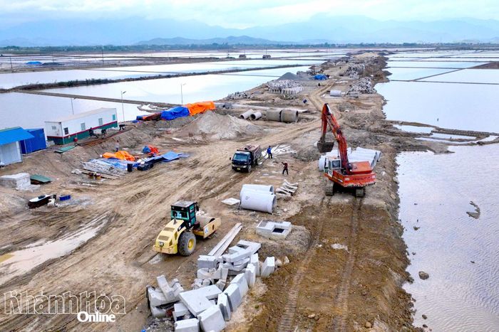 Thi công đường ven biển Vạn Lương - Ninh Hòa.