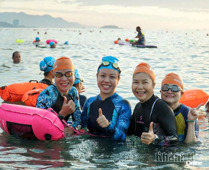 Niềm vui các học viên lớp bơi cộng đồng KOS.