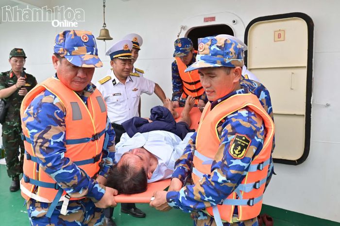 Ngư dân bị thương nặng được đưa về đất liền để kịp thời điều trị.