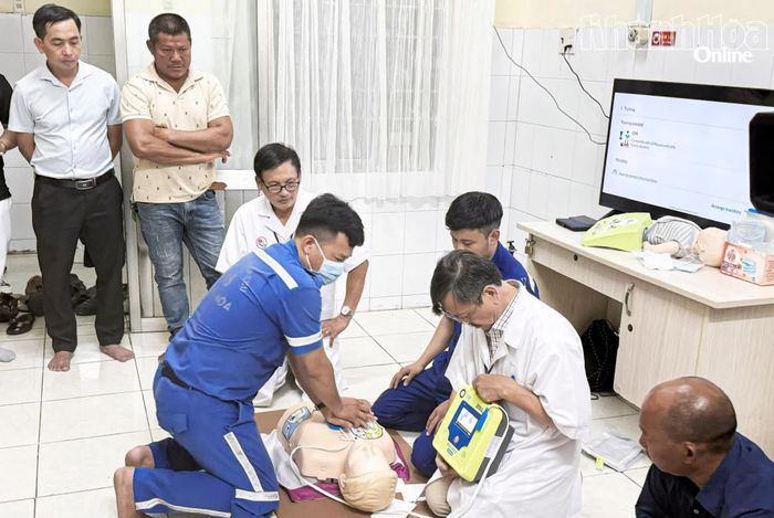 Cán bộ y tế Trung tâm Cấp cứu 115 Khánh Hòa hướng dẫn học viên hồi sinh tim phổi cơ bản, sử dụng máy AED tại lớp tập huấn.