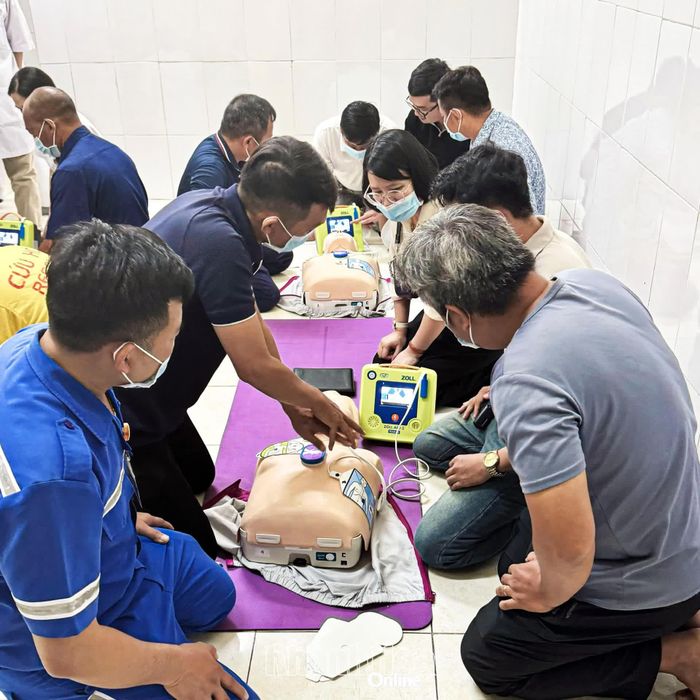 Các học viên thực hành hồi sinh tim phổi cơ bản, sử dụng máy AED tại lớp tập huấn.
