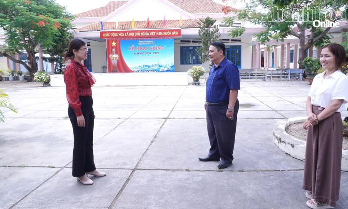 Lãnh đạo xã Vạn Ninh kiểm tra công tác chuẩn bị cho lễ khai giảng năm học 2026 - 2027 tại Trường THCS Vạn Ninh (điểm chính).