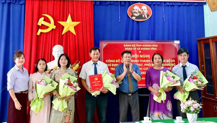 Ông Trương Việt Hùng - Phó Bí thư Thường trực Đảng ủy xã Khánh Vĩnh trao quyết định chỉ định Ban Chấp hành Đảng bộ Trường THCS Cao Văn Bé. Ảnh: PHÙNG QUỲNH.