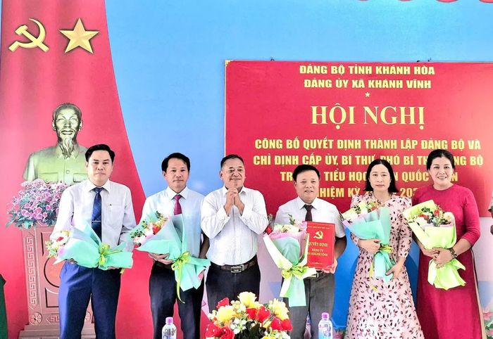 Ông Mấu Văn Phi - Bí thư Đảng ủy, Chủ tịch HĐND xã Khánh Vĩnh trao quyết định chỉ định Ban Chấp hành Đảng bộ Trường Tiểu học Trần Quốc Toản. Ảnh: PHÙNG QUỲNH.