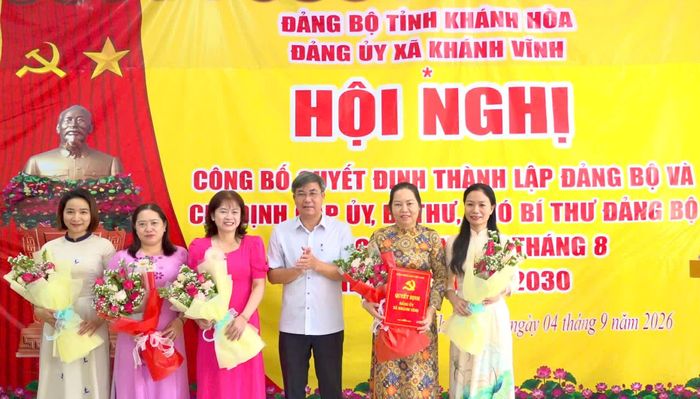 Ông Phạm Ngọc Cường - Phó Bí thư Đảng ủy, Chủ tịch UBND xã Khánh Vĩnh trao quyết định chỉ định Ban Chấp hành Đảng bộ Trường Mầm non 2 tháng 8. Ảnh: PHÙNG QUỲNH.