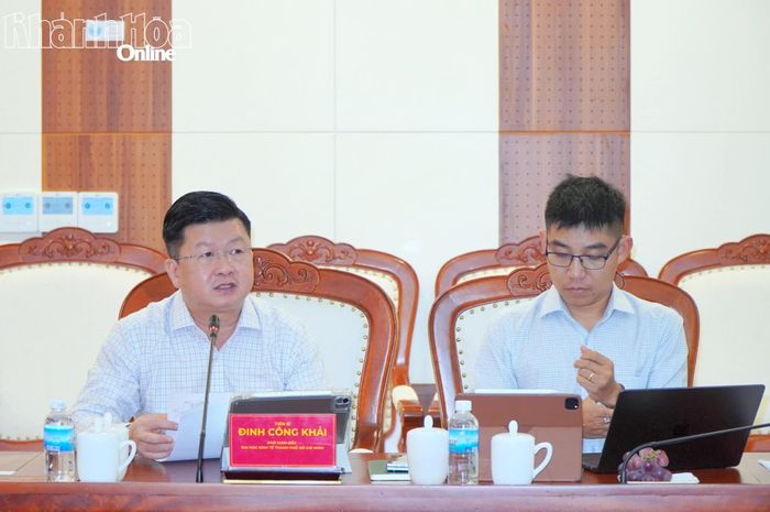 Lãnh đạo Đại học Kinh tế TP. Hồ Chí Minh phát biểu tại buổi làm việc.