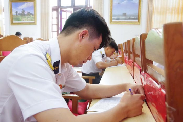 Thí sinh kiểm tra các nội dung chính trị.