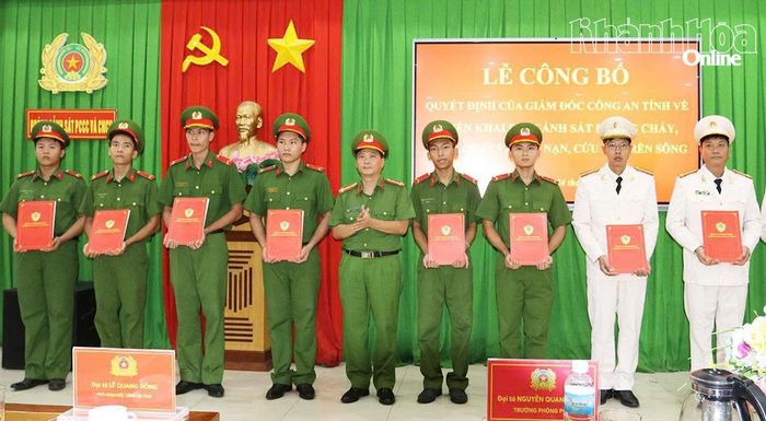 Đại tá Nguyễn Quang Đang - Trưởng phòng Cảnh sát phòng cháy, chữa cháy và cứu nạn, cứu hộ trao quyết định điều động cán bộ Đội Cảnh sát phòng cháy chữa cháy và cứu nạn, cứu hộ trên sông.