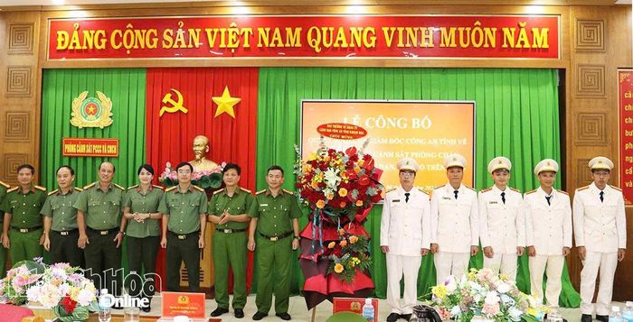 Đại tá Lê Quang Đồng tặng hoa chúc mừng cán bộ, chiến sĩ Đội Cảnh sát phòng cháy chữa cháy và cứu nạn, cứu hộ trên sông.