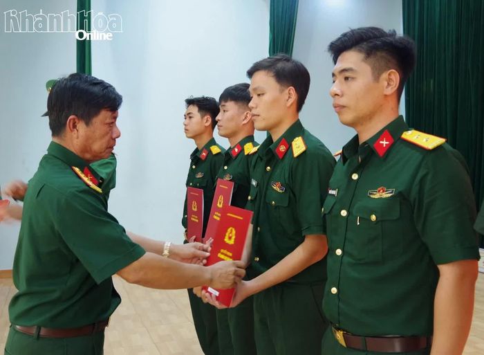 Đại tá Trương Thành Việt trao quyết định cho các cán bộ.