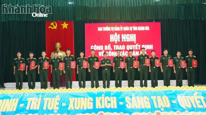 Các cán bộ nhận quyết định điều động. 