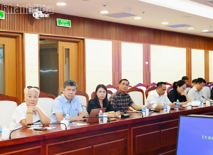 Đại biểu tham dự cuộc họp.