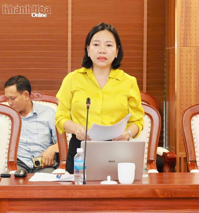 Bà Thái Thị Lệ Hằng - Giám đốc Sở Văn hóa, Thể thao và Du lịch báo cáo về thị trường khách Nga.