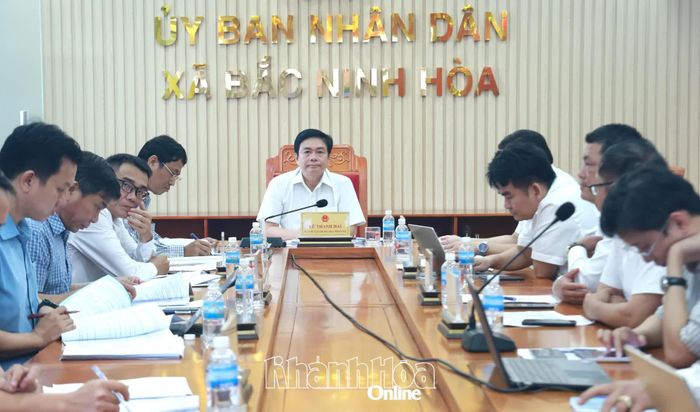 Phó Chủ tịch Thường trực HĐND tỉnh Lữ Thanh Hải nghe báo cáo tổng thể về các dự án.