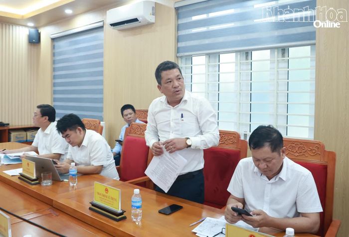 Lãnh đạo địa phương báo cáo cụ thể hiện trạng đất.