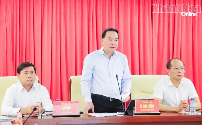 Đồng chí Hồ Xuân Trường chủ trì hội nghị. Đồng chí Lâm Đông, đồng chí Nguyễn Khắc Hà cùng dự hội nghị.