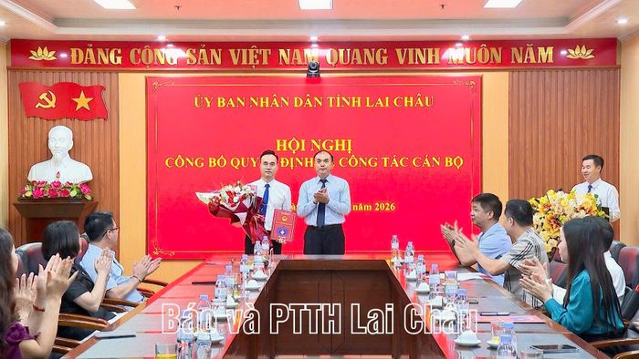 Phó Chủ tịch UBND tỉnh Nguyễn Sỹ Cảnh trao quyết định và chúc mừng đồng chí Ngô Sỹ Thiện - tân Phó Giám đốc Sở Xây dựng.
