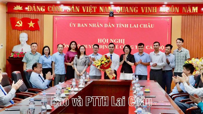 Tập thể lãnh đạo, cán bộ, công chức Ủy ban Kiểm tra Tỉnh ủy chúc mừng đồng chí Ngô Sỹ Thiện.