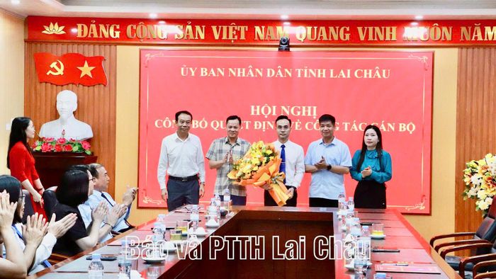 Tập thể lãnh đạo Sở Xây dựng chúc mừng đồng chí Ngô Sỹ Thiện.
