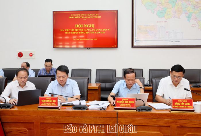 Thành viên Đoàn Kiểm tra, giám sát số 225 của Bộ Chính trị dự hội nghị. 