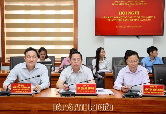 Các đồng chí Thường trực Tỉnh uỷ Lai Châu dự hội nghị. 