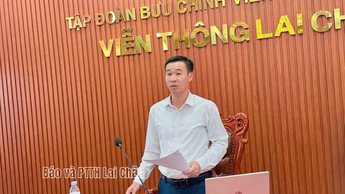 Đồng chí Nguyễn Văn Hiến – Phó Giám đốc Sở Nội vụ phát biểu tại hội nghị.