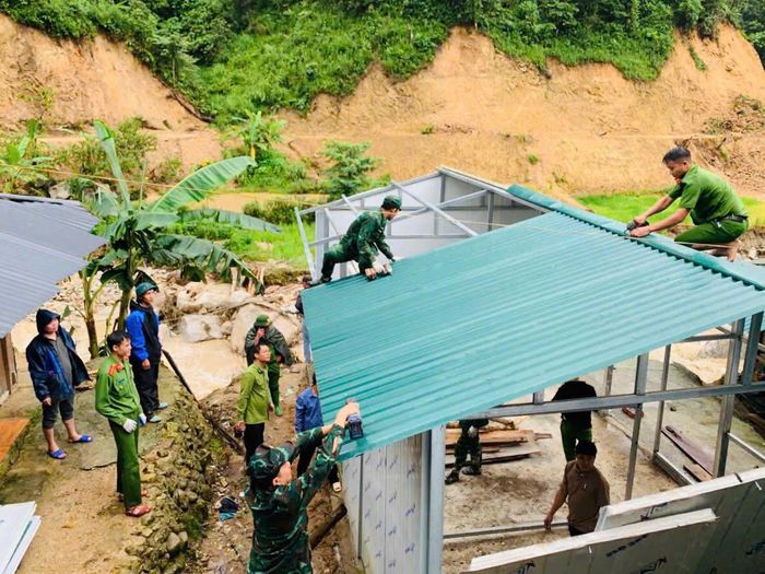 Các lực lượng kịp thời hỗ trợ người dân bị ảnh hưởng thiên tai sớm ổn định cuộc sống.