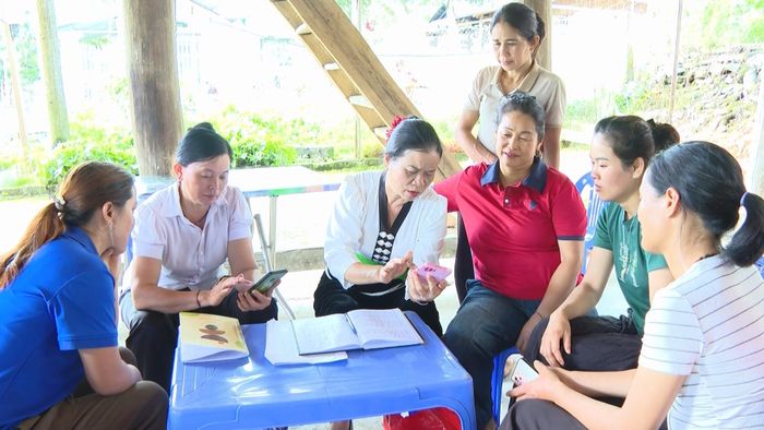 Bà Mào Thị Đường là người uy tín của bản Nậm Dòn, xã Nậm Hàng tuyên truyền người dân phát triển kinh tế và thực hiện các phong trào của địa phương.