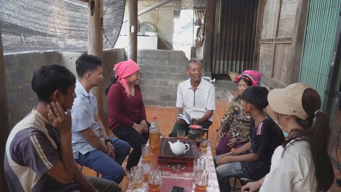 Người uy tín phát huy vai trò trong tuyên truyền Hiến pháp và pháp luật.