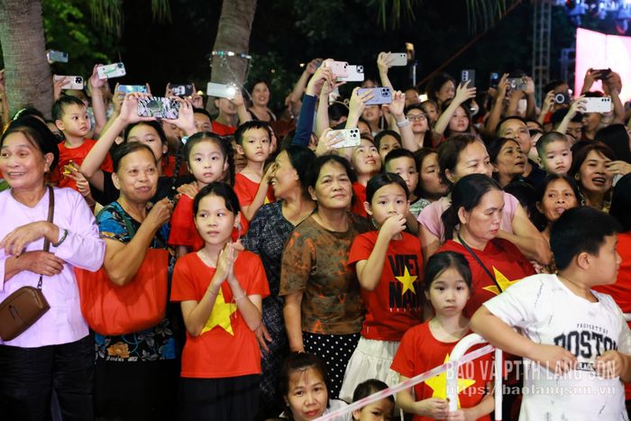 Đông đảo người dân theo dõi chương trình tại Không gian văn hóa đường Hùng Vương