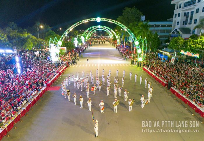 Không gian văn hóa đường Hùng Vương rực rỡ ánh đèn, đông kín người dân và du khách trong chương trình tối 2/9