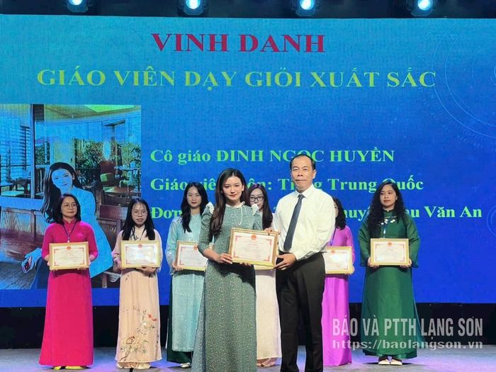 Cô giáo Đinh Ngọc Huyền nhận giấy khen giáo viên dạy giỏi xuất sắc của Sở Giáo dục và Đào tạo