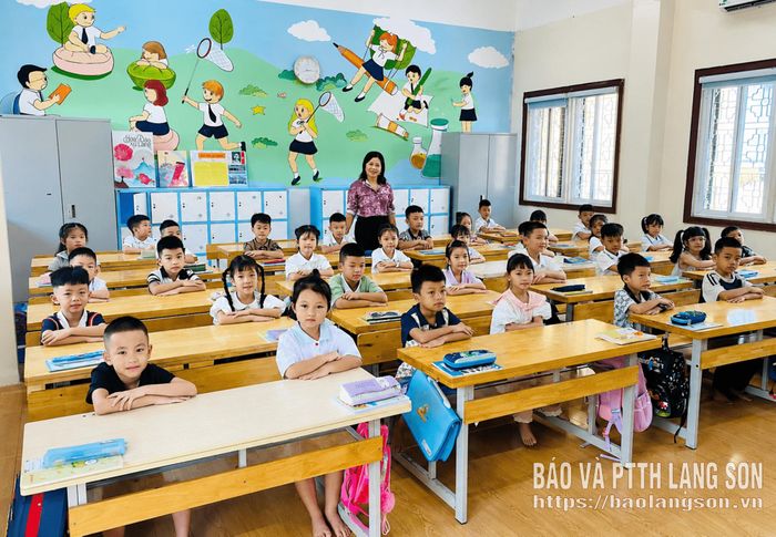 Học sinh lớp 1 Trường Tiểu học - THCS Lê Quý Đôn làm quen nền nếp lớp học trước khi khai giảng năm học mới