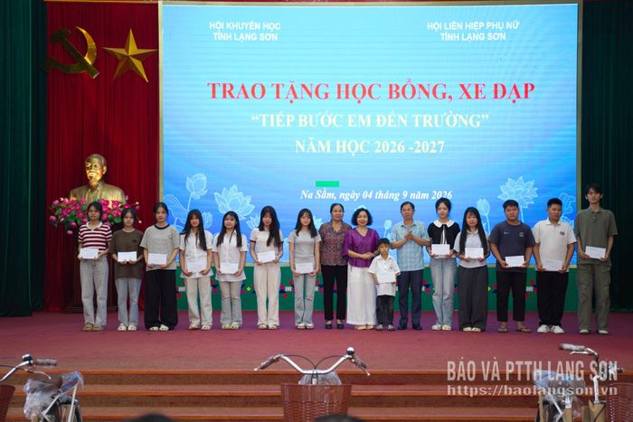 Các em học sinh được nhận học bổng tại chương trình