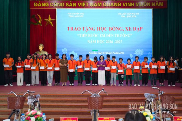 Lãnh đạo Hội Khuyến học tỉnh và UBND xã Na Sầm tặng học bổng cho các em học sinh tại chương trình