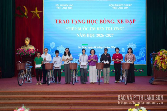 Các em học sinh xã Văn Lãng nhận xe đạp và học bổng tại chương trình
