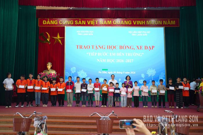 Lãnh đạo Hội Khuyến học tỉnh và Đảng uỷ, HĐND xã Na Sầm tặng học bổng cho các em học sinh tại chương trình
