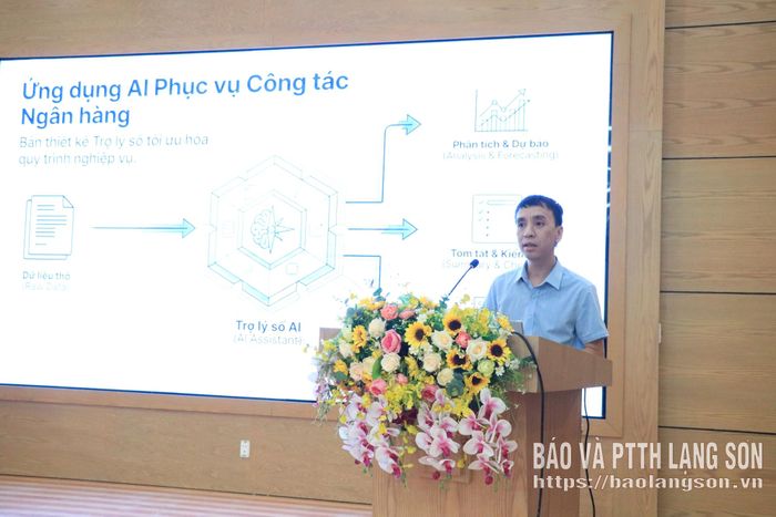 Báo cáo viên của Sở Khoa học và Công nghệ giới thiệu một số nội dung tại hội nghị tập huấn