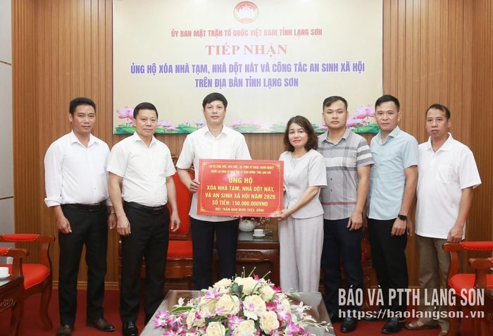 Đoàn công tác của xã Xuân Dương (bên trái) trao biển tượng trưng ủng hộ kinh phí tại Ủy ban MTTQ Việt Nam tỉnh