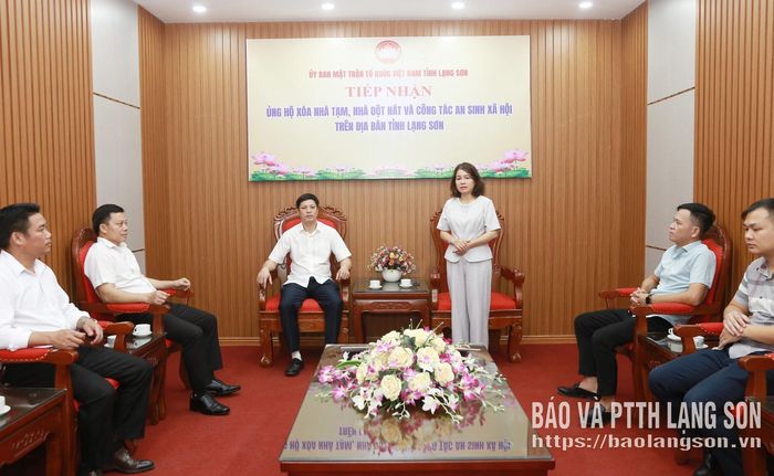 Lãnh đạo Ủy ban MTTQ Việt Nam tỉnh phát biểu tại buổi tiếp nhận