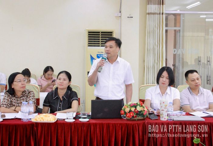 Lãnh đạo Trung tâm Y tế khu vực Cao Lộc phát biểu thảo luận