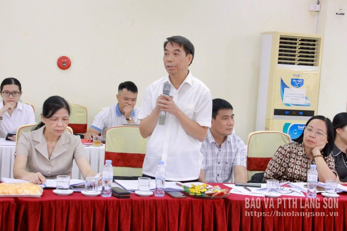 Lãnh đạo Trung tâm Kiểm soát bệnh tật tỉnh phát biểu thảo luận